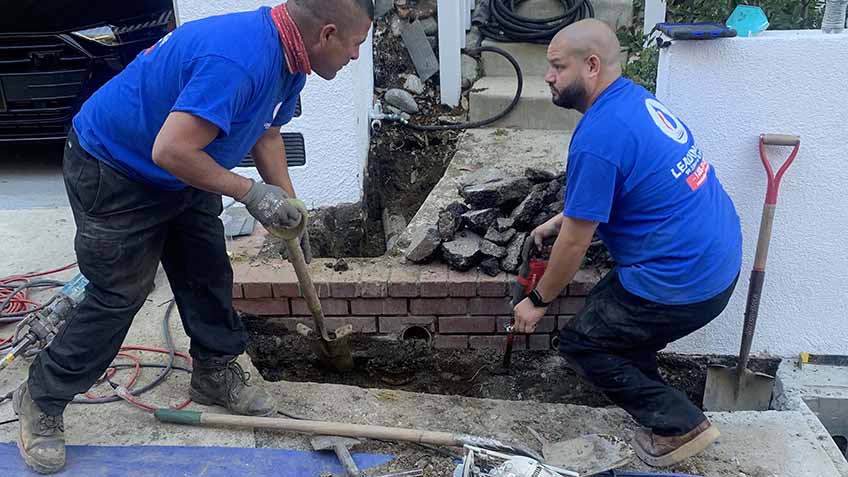 LeadingEdge team performing trenchless pipe lining